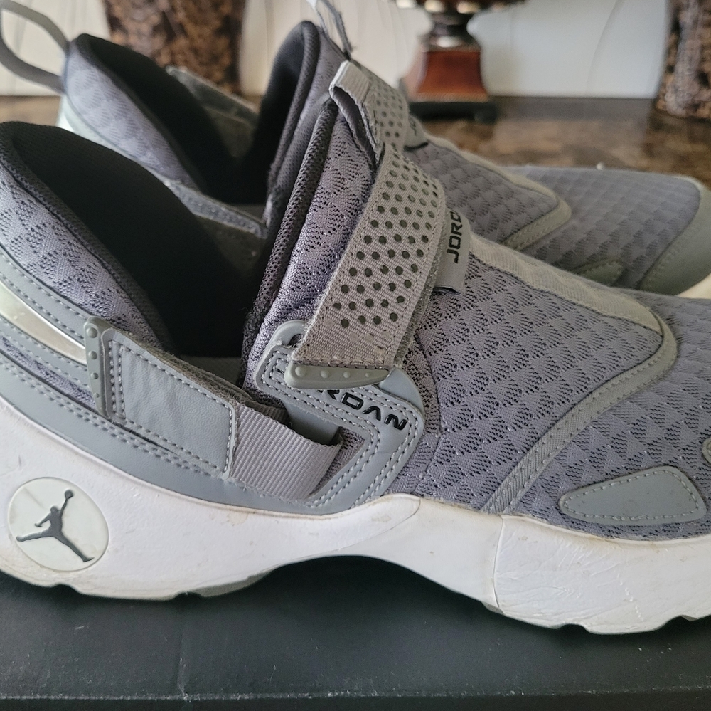 Men Gray Air Jordan Trunner  Sz 9.5